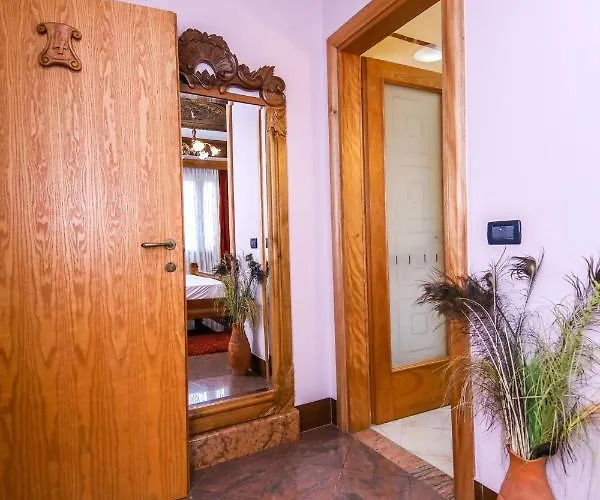 Brilant Antik Center ティラナ