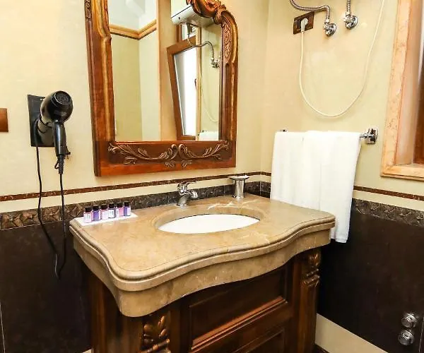 Brilant Antik Center ティラナ